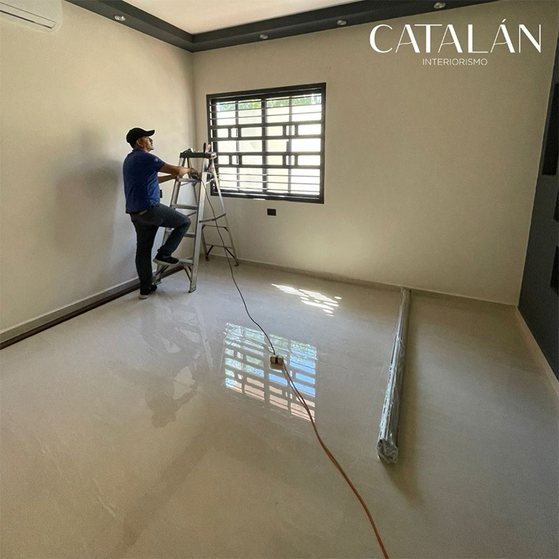 Personal de Catalan Interiorismo instalando producto