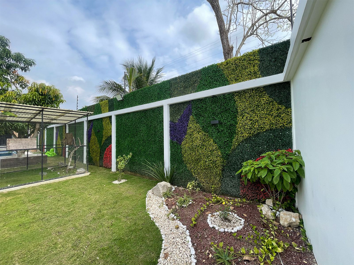 Muro verde con follaje artificial