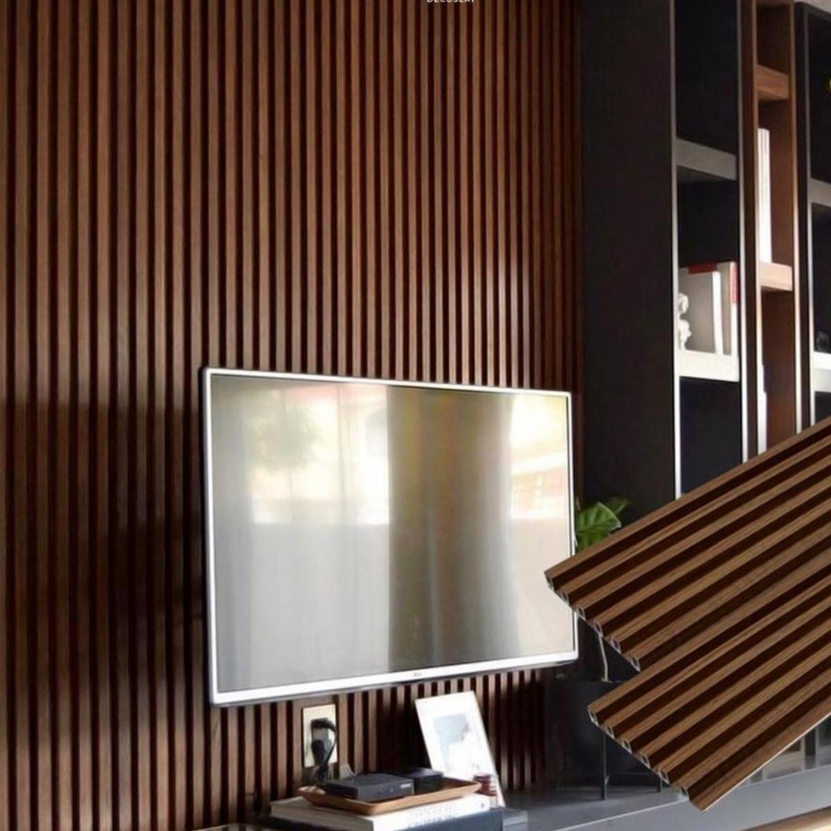 Pared revestida con lambrin de madera vertical