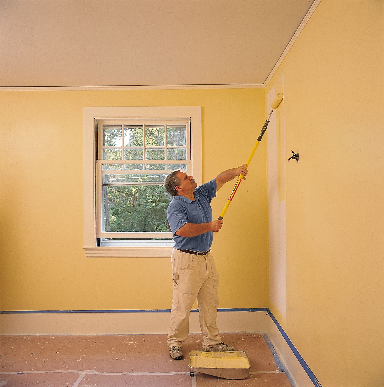 Sala de estar pintada con colores modernos