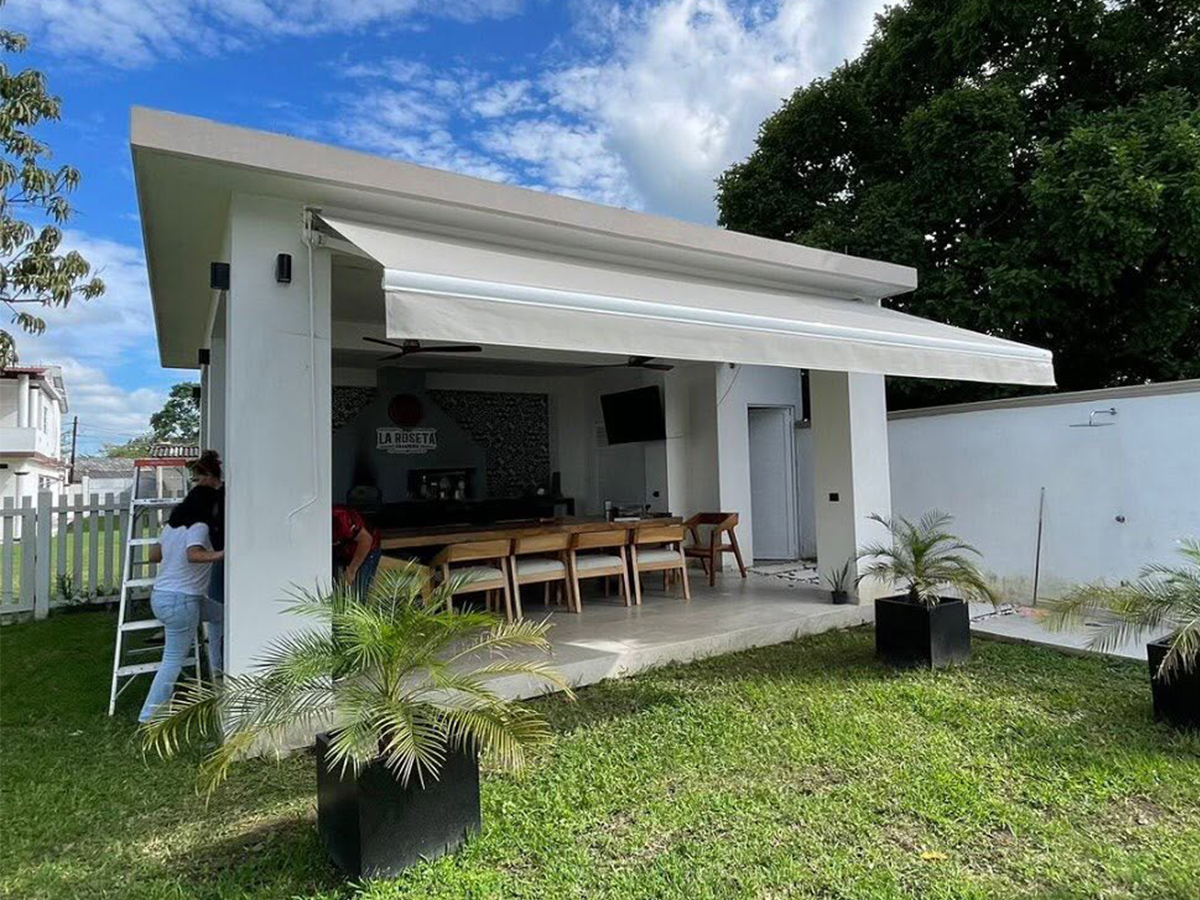 Toldo retráctil instalado en terraza